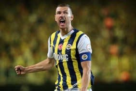edin-dzeko-hakkinda-ovgu-dolu-sozler-gittikce-genclesiyor-alWseuh2.jpg