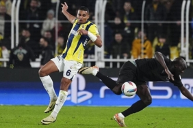 fenerbahcede-alexander-djiku-taraftarin-tepkisini-degerlendirdi-qJOl9d39.jpg