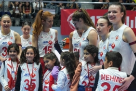 sogan-torbalarindan-voleybol-filesi-yapan-cocuklar-macta-2Aj48hYM.jpg