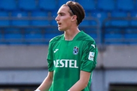 trabzonspora-onuralp-cevikkandan-kotu-haber-parmagi-kirildi-IqzU7kY8.jpg