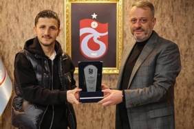 trabzonspordan-enis-bardhiye-tesekkur-plaketi-rhkkOBzI.jpg