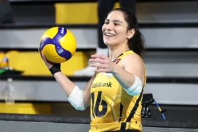 vakifbank-evinde-galatasaray-daikine-set-vermedi-rasiLPAj.jpg