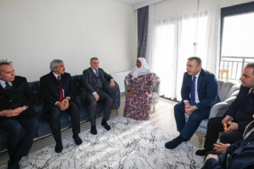 afetzedeler-evlerine-kavusmanin-mutlulugunu-yasiyor-cumhurbaskanimiz-atmadi-bizi-bizleri-sahipsiz-birakmadi-qksnpRxU.jpg