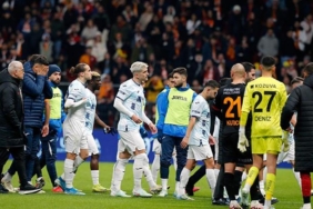 galatasaray-adana-demirspor-maci-tatil-edildi-adana-demirspor-sahadan-cekildi-SurvES3a.jpg