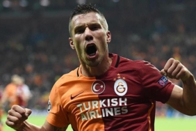 lucas-podolskiden-fenerbahcelileri-kizdiran-paylasim-GvFzQXNe.jpg