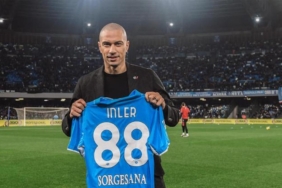 napoli-taraftarlarindan-gokhan-inlere-buyuk-onur-chyYWnMD.jpg