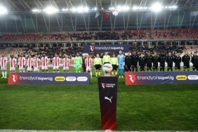 sivasspor-besiktas-macinda-endiselendiren-gelisme-kafa-travmasi-suphesiyle-hastaneye-kaldirildi-gfUGjsCx.jpg