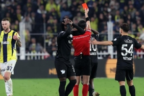 son-dakika-fenerbahce-caykur-rizespor-macinda-bir-kirmizi-kart-daha-9-kisi-kaldi-TCkReHHw.jpg