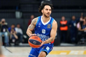 anadolu-efes-euroleaguein-25-yilina-ozel-90lar-nostalji-formasi-ile-parkeye-cikti-GgdsXtAL.jpg