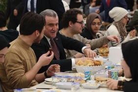 bakan-bak-ibn-haldun-universitesi-ogrencileriyle-iftar-yapti-iKcgn27B.jpg