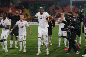 galatasaraya-dev-gelir-adeta-para-basti-DbpDHC1u.jpg