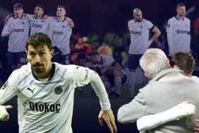 jose-mourinhonun-soyunma-odasi-konusmasi-ortaya-cikti-mert-hakan-gozyaslarina-boguldu-5VdpBJFY.jpg