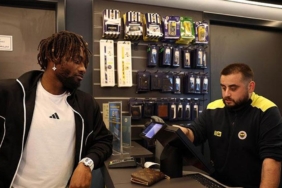 allan-saint-maximinden-fenerbahce-taraftarina-jest-cNOgjsBn.jpg