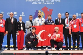 bakan-bak-avrupa-sampiyonu-halterci-yusuf-fehmi-genci-kutladi-nRCek78F.jpg