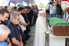 ersun-yanal-babasini-son-yolculuguna-ugurladi-YUASy7aJ.jpg