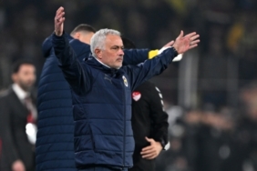 jose-mourinhoya-kirmizi-kart-Ixqb6uaS.jpg