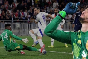 manchester-unitedda-gece-yarisi-altay-bayindir-isyani-su-aygiri-bu-aptallik-onana-her-seyi-EPMnRJ4m.jpg