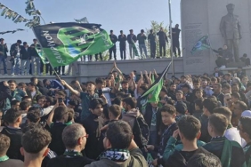 muhtesem-atmosfer-kocaelispor-taraftari-super-ligi-kutluyor-6sB7mqAp.jpg