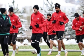 sivasspor-fenerbahce-mesaisini-surdurdu-SeMsmv9s.jpg