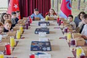 trabzonspor-23-nisan-ulusal-egemenlik-ve-cocuk-bayraminda-cocuklari-misafir-etti-kVxQELBU.jpg