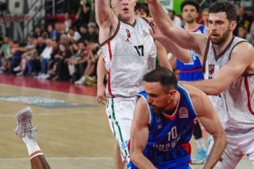 anadolu-efes-erteleme-macinda-farkli-kazandi-CvPLZWhe.jpg