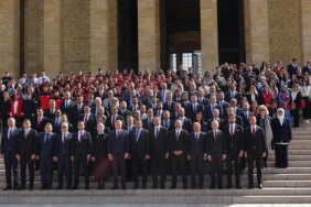 bakan-bak-beraberindeki-heyetle-anitkabiri-ziyaret-etti-L6kMkQEl.jpg