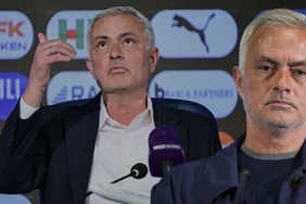 fenerbahce-eyupspor-macinin-ardindan-jose-mourinho-krizi-havaya-attigin-paralarin-uzerinde-olay-sozler-UaX9LHDl.jpg