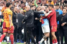 galatasaray-basaksehir-macinin-devre-arasinda-osimhen-cildirdi-ousseynou-bayi-soyunma-odasina-cagirdi-ortalik-karisti-pRAAPxfl.jpg