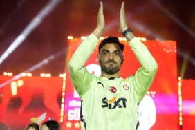 galatasarayda-gunay-guvencten-yanlis-sarki-aciklamasi-kizim-secmisti-uzuldum-g4BWZYHm.jpg