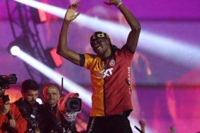 galatasarayda-taraftarlardan-victor-osimhene-cagri-bizimle-kal-t6R7tTVA.jpeg