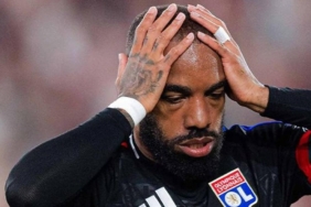lyonda-bir-donem-sona-eriyor-lacazette-ayriliyor-z3nvWY68.jpg