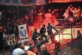 taraftarlar-sahaya-inmeye-calisti-ortalik-karisti-futbolcular-sakinlestiremedi-QFXpPDzu.jpg