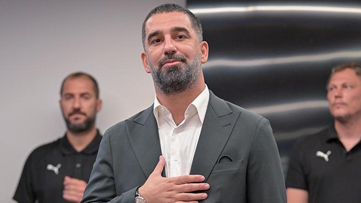 arda-turan-shakhtar-donetskte-futbolcularla-tanisti-HNvRX1B3.jpg