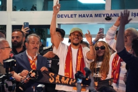 galatasarayin-sane-transferi-dunyada-ses-getirdi-bir-pop-yildizi-gibi-karsilandi-L6FumWEH.jpg
