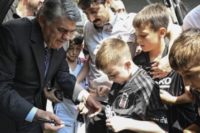 serdal-adali-tupras-stadinda-cocuklarla-bir-araya-geldi-7XEg6QJP.jpg
