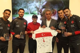 tff-baskani-ibrahim-haciosmanoglu-ve-merih-demiraldan-aziz-sancara-ziyaret-FSEyyWPj.jpg