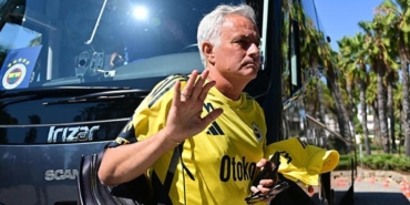 fenerbahcede-jose-mourinho-2-futbolcunun-ustunu-cizdi-biletleri-kesildi-BtSY2U8b.jpg