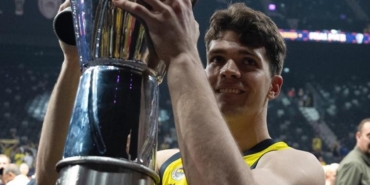 fenerbahcede-yeni-sozlesme-resmen-aciklandi-3-yillik-imza-Nq6UUNxb.jpg