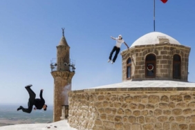 red-bull-sporculari-hazal-nehir-ve-lilou-ruel-tarihi-mardin-catilarinda-sinirlari-zorladi-2wGGCeXH.jpg
