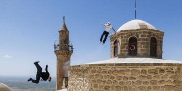 red-bull-sporculari-hazal-nehir-ve-lilou-ruel-tarihi-mardin-catilarinda-sinirlari-zorladi-2wGGCeXH.jpg