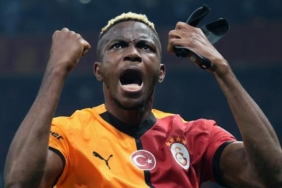 ve-osimhen-sonunda-kararini-verdi-transferde-kritik-tarih-15-temmuz-napoli-sessizce-izliyor-XUCCLNP3.jpg